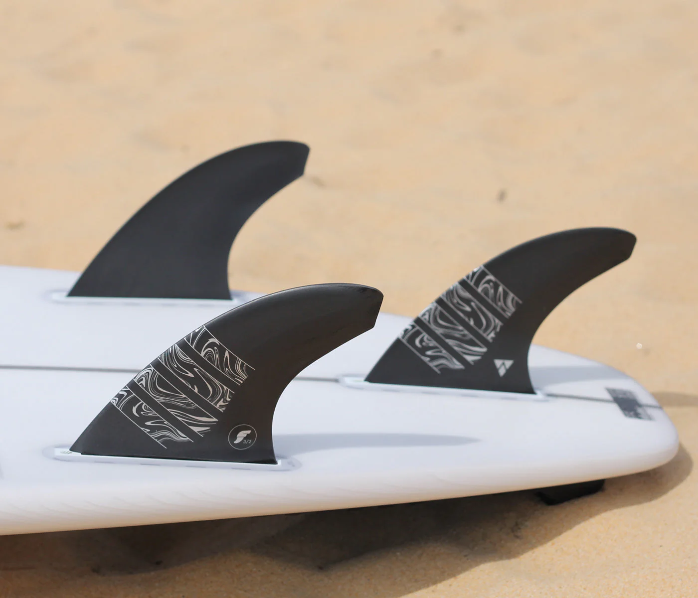 Futures Large Alpha Vector 3/2 Carbon Thruster Surfboard Fin - Carbon Grey - Image 3