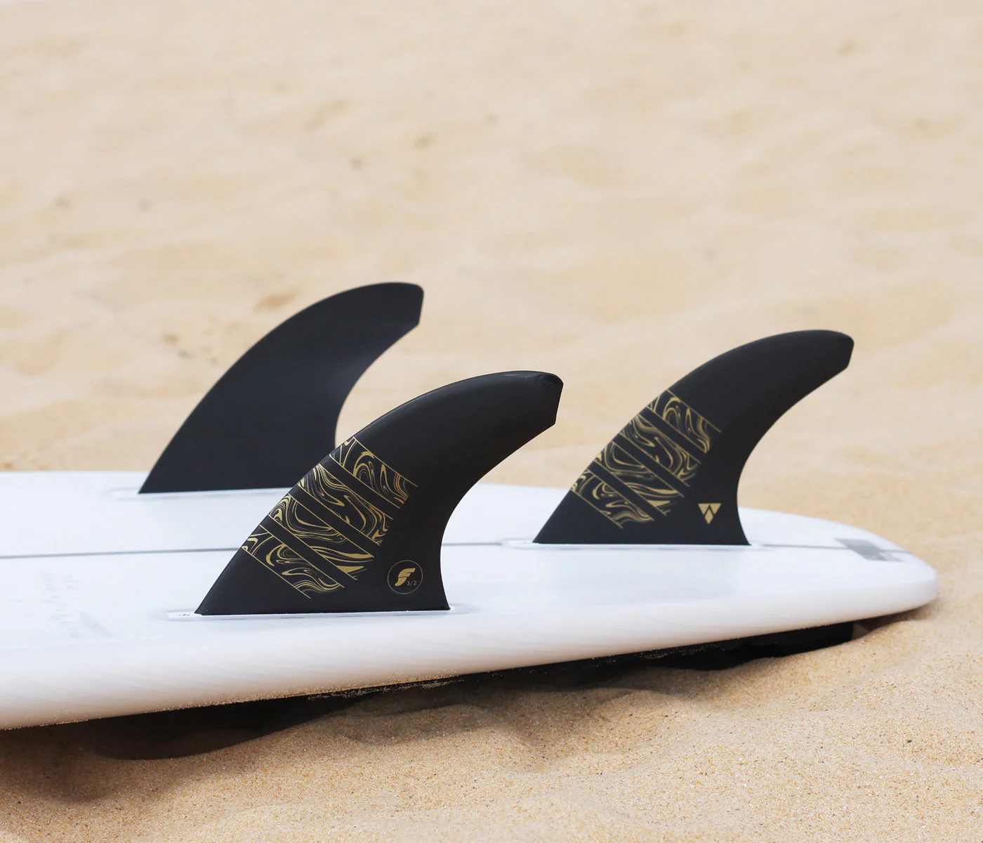 Futures Medium Alpha Vector 3/2 Carbon Surfboard Five Fin - Carbon Black - Image 3